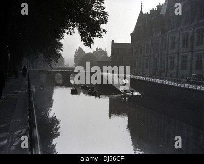 Foto storica del 1940s che mostra un ponte e gli edifici accanto al canale Albert di recente costruzione a Liegi, Belgio. Costruito nel 1930 -1939 e intitolato al re Alberto i del Belgio, il canale collegava le città belghe di Anversa e Liegi. Foto Stock