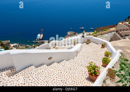 Scala verso il mare. Oia - Santorini, Grecia Foto Stock