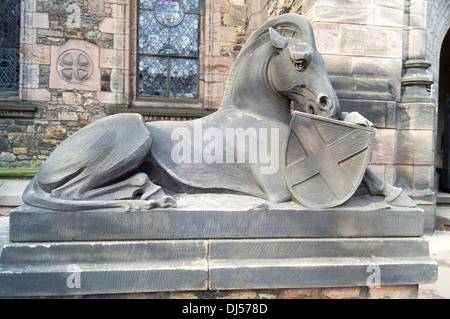 Ram scultura davanti la Scottish National War Memorial dentro il castello di Edimburgo. Un memoriale che onori scozzese morti di guerra Foto Stock