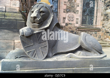 Lion scultura davanti la Scottish National War Memorial dentro il castello di Edimburgo. Un memoriale che onori scozzese morti di guerra Foto Stock