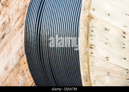 Cavo in fibra ottica su una grande bobina in legno Foto Stock