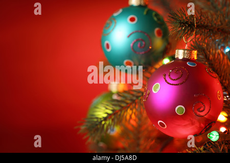 Albero di Natale decorato con palline,Closeup. Foto Stock
