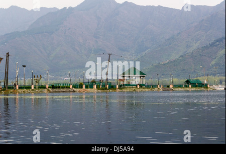 I turisti presso il Nehru Park in dal lago a Srinagar, Kashmir India con le montagne sullo sfondo, lampioni e decorazioni Foto Stock