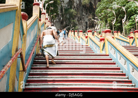 Swami salite i gradini per le famose Grotte Batu di Kuala Lumpur in Malesia nel mese di ottobre 2013. Foto Stock