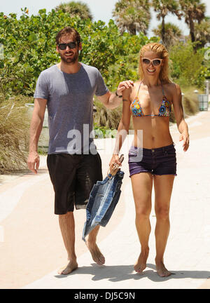 Michelle Hunziker e Tomaso Trussardi in vacanza a Miami Beach Miami Beach, Florida - 04.06.12 Foto Stock