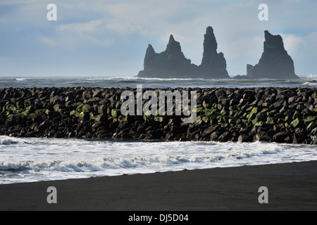 Il basalto di pile di Reynisdrangar; Vik, Vestur-Skaftafellssysla, Islanda Foto Stock