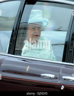 Queen Elizabeth II lascia Buckingham Palace per la Cattedrale di San Paolo per un servizio di ringraziamento come parte del suo giubileo di diamante a Londra in Inghilterra il 5 giugno 2012 **Non disponibile per la pubblicazione in Francia. Disponibile per la pubblicazione nel resto del mondo** obbligatorio di credito: Zak Hussein/WENN.com Foto Stock