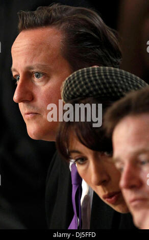 La Gran Bretagna è il Primo Ministro David Cameron (superiore), sua moglie Samantha (C) e il Vice Primo Ministro Nick Clegg (fondo) frequentano un servizio di ringraziamento per contrassegnare il diamante della regina Giubileo presso la Cattedrale di San Paolo a Londra centrale Giugno 5, 2012. Quattro giorni di nationw