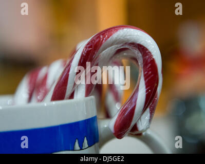 Amburgo, Germania. Xix Nov, 2013. Candy canes stick in una tazza di Amburgo, Germania, 19 novembre 2013. Foto: Pauline Willrodt/dpa/Alamy Live News Foto Stock