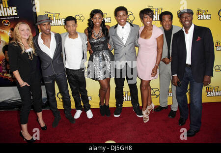 Nicole Sullivan, Brandon Michael Smith, Tyler James Williams, Coco Jones, Trevor Jackson, Dawnn Lewis, Alex deserto e Courtney B. Vance Disney's "lasciarlo brillare' Premiere detenute al Directors Guild of America di Los Angeles, California - 05.06.12 Foto Stock