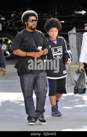 Il rapper/attore Ice Cube e figlio O'Shea Jackson Jr., arrivano per gioco quattro del 2012 Stanley Cup finale tra il re de Los Angeles e New Jersey Devils a Staples Center di Los Angeles, California - 06.06.12 Foto Stock