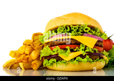 Closeup hamburger con patatine fritte isolato su uno sfondo bianco Foto Stock