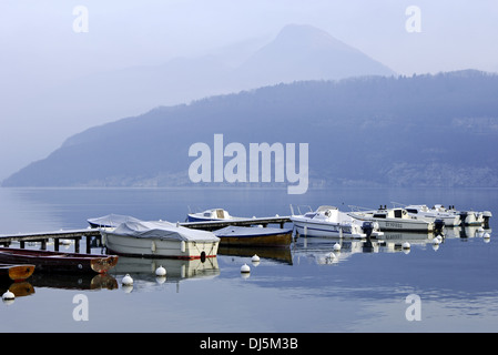 Barche ormeggiate in autunno Foto Stock