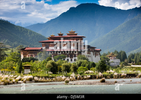 Il Bhutan, Punakha Dzong alla confluenza del Mo e Pho Chhu fiumi Foto Stock