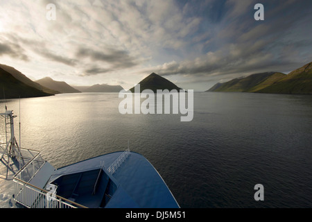 Vista dal traghetto "Norroena' per le isole Faerøer, barca di passaggio tra le isole di Eysturoy e Kalsoy, Danimarca, Europa Foto Stock