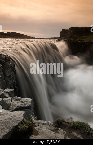 Dettifoss, la cascata più grande in Europa a 45 m di altezza e 100 m di larghezza, Jokulsargljufur National Park, Islanda (Nordurland, Islanda) Foto Stock