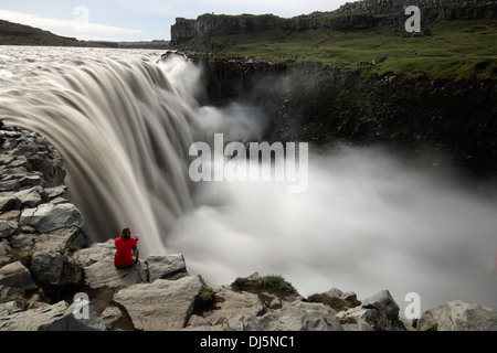 Dettifoss, la cascata più grande in Europa a 45 m di altezza e 100 m di larghezza, Jokulsargljufur National Park, Islanda (Nordurland, Islanda) Foto Stock