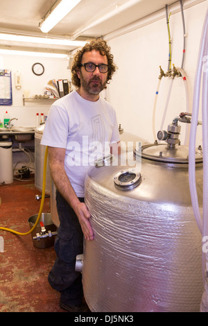 Il micro birreria collegata alla nave a bassa Newton dal mare, Northumberland, Regno Unito, che infusi tutti la propria birra. Foto Stock