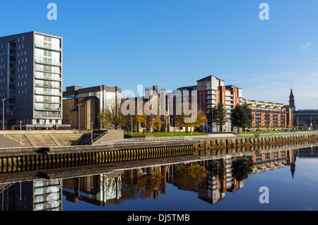 Vista est sul fiume Clyde verso Broomielaw, Glasgow, Scozia, Gran Bretagna con St Andrews Cathedral Foto Stock
