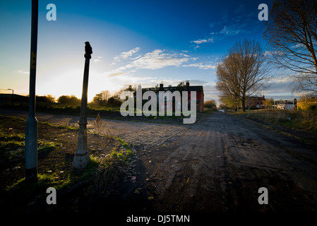 Case abbandonate in attesa di demolizione, il rinnovamento urbano e rigenerazione, baraccopoli, rovina, dismesse, nuova build, povertà, graffiti, vecchio, Foto Stock