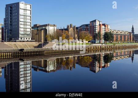 Vista est sul fiume Clyde verso Broomielaw, Glasgow, Scozia, Gran Bretagna con St Andrews cattedrale vicino al centro Foto Stock