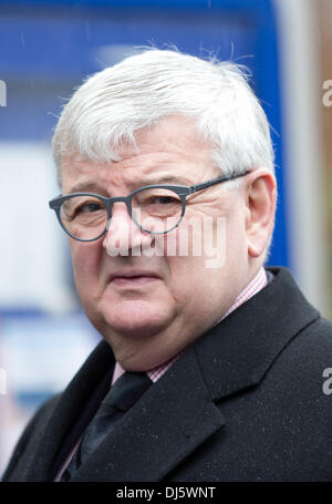 Ex Ministro degli esteri tedesco Joschka Fischer arriva per il funerale del giornalista Juergen Leinemann presso la chiesa Hochmeisterkirche in Berlin-Wilmersdorf, 22 novembre 2013. Juergen Leinemann muore il 09 novembre 2013 all'età di 76 a Berlino. Foto: Joerg Carstensen Foto Stock