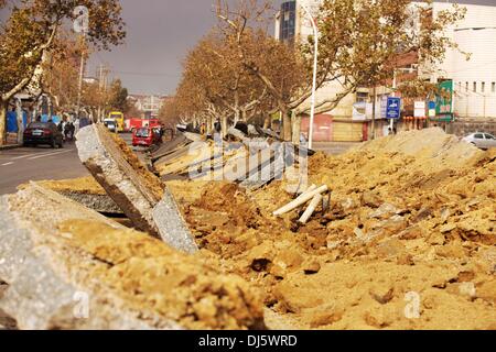Qingdao, Cina Shandong. 22 Novembre, 2013. (131122) -- QINGDAO, nov. 22, 2013 (Xinhua) -- Foto scattata il 9 novembre 22, 2013 mostra il sito di una esplosione della pipeline a Qingdao, Cina orientale della provincia di Shandong. Almeno 35 persone sono state uccise e 166 altri feriti dopo una perdita nella pipeline ha preso fuoco ed è esploso il venerdì mattina nella città costiera di Qingdao. (Xinhua)(yxb) Credito: Su Wanming/Xinhua/Alamy Live News Foto Stock