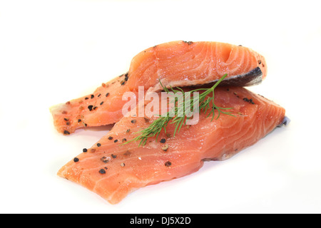 Due pezzi grezzi di Salmone con aneto Foto Stock