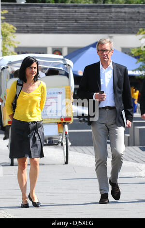 Ex presidente tedesco Christian Wulff controllando il suo telefono cellulare mentre si camminava con una femmina non identificato vicino al Memoriale dell Olocausto a Potsdamer Platz. Berlino, Germania - 13.08.2012 Foto Stock