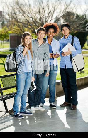 Fiduciosi gli studenti in piedi nel Campus Foto Stock