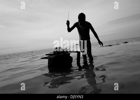 La Kuna pescatore in "Comarca' (regione) dei guna Yala nativi noto come Kuna situato nell'arcipelago di San Blas Blas isole a nord-est di Panama affacciato sul Mar dei Caraibi. Foto Stock