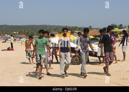 Goa, India. 22 Novembre, 2013. I turisti a piedi sulla Baga Beach in Goa, India sudoccidentale, su nov. 22, 2013. Il picco turistico stagione avviata in India sud-ovest dello stato di Goa in novembre. Spiagge e il clima mite in inverno fanno di Goa uno dei migliori destinazioni turistiche in India del sud, attirare domestico e i turisti internazionali. Credito: Zheng Huansong/Xinhua/Alamy Live News Foto Stock