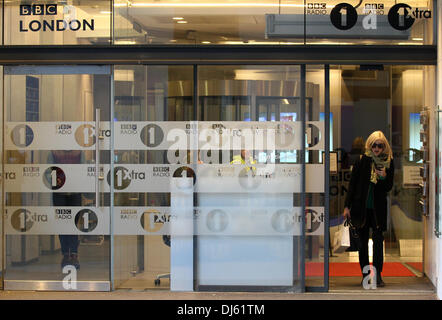 Londra, UK, 22 novembre 2013. Fearne Cotton visto alla BBC radio one studio, BBC Broadcasting House © Simon Matthews/Alamy Li Foto Stock