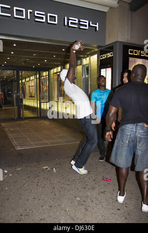 Usain Bolt lasciando Mascotte nightclub. Zurigo, Svizzera - 30.08.2012 Foto Stock