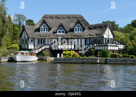 Riverside House con un tetto di paglia, Horning, Norfolk, Inghilterra, Regno Unito, Gran Bretagna, Europa Foto Stock