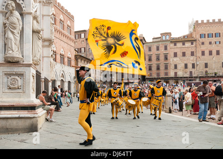 Il Palio, alfieri dell'Aquila (Aquila) contrada, Siena, Toscana, Italia, Europa Foto Stock