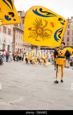 Il Palio, alfieri dell'Aquila (Aquila) contrada, Siena, Toscana, Italia, Europa Foto Stock