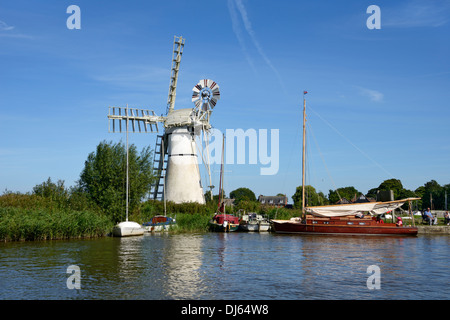 Le imbarcazioni da diporto, Thurne Dyke mulino di drenaggio, Thurne, Norfolk, Inghilterra, Regno Unito, Gran Bretagna, Europa Foto Stock