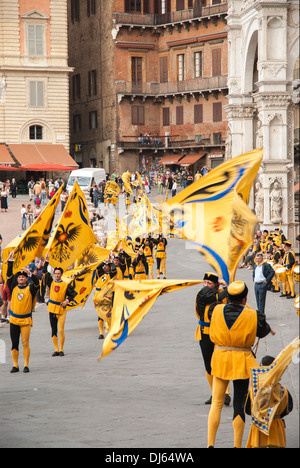 Il Palio, alfieri dell'Aquila (Aquila) contrada, Siena, Toscana, Italia, Europa Foto Stock