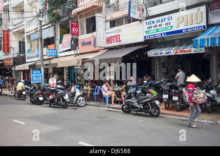Una tipica scena su Bui Vien street, a Saigon, a Ho Chi Minh City, Vietnam Foto Stock