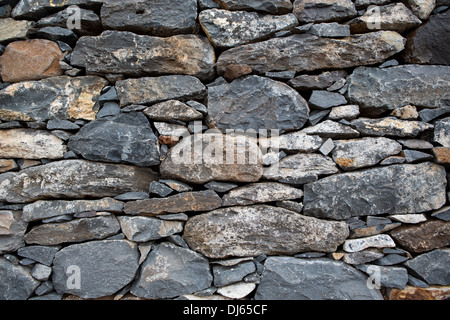 In prossimità di un vecchio e screpolata muro in pietra Foto Stock