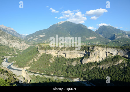 Vista Del Paesaggio Sul Guil Canyon & Guillestre Plateau Da Mont-Dauphin O Mont Dauphin Hautes-Alpes O Hautes Alps France Foto Stock