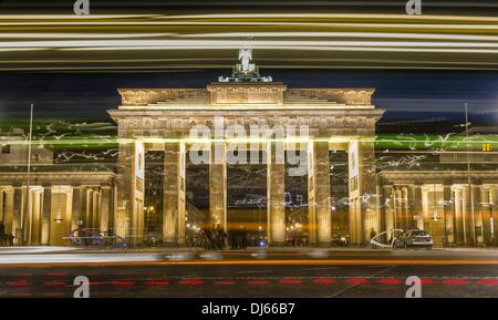 Berlino, Germania. 29 ott 2013. Un bus drives drive passato Porta di Brandeburgo a Berlino, Germania, 29 ottobre 2013. (Tempo di esposizione) Foto: Paolo Zinken/dpa/Alamy Live News Foto Stock