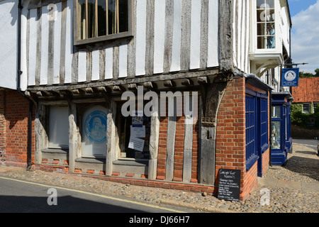 Il negozio del santuario in un legno medievale incorniciata buildng, luogo comune, Little Walsingham, Norfolk, Inghilterra, Regno Unito, Gran Bretagna, Euro Foto Stock