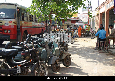 Scooter e teste mope parcheggiato fino sulle strade di New Delhi in India Foto Stock
