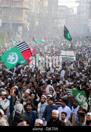 A Peshawar, Pakistan. Il 22 novembre 2013. I sostenitori del gruppo religioso Ahl-i-Sunnat Wal gruppo Jamaat (ASWJ) raccolti durante una manifestazione di protesta nel nord-ovest del Pakistan Peshawar su nov. 22, 2013. Centinaia di migliaia pakistani hanno protestato in tutto il paese il venerdì contro la scorsa settimana la violenza nella città di guarnigione di Rawalpindi che ha ucciso 11 persone. (Xinhua/Umar Qayyum/Alamy Live News) Foto Stock