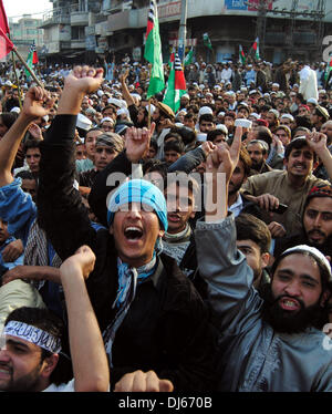 A Peshawar, Pakistan. Il 22 novembre 2013. I sostenitori del gruppo religioso Ahl-i-Sunnat Wal gruppo Jamaat (ASWJ) gridare slogan durante una manifestazione di protesta nel nord-ovest del Pakistan Peshawar su nov. 22, 2013. Centinaia di migliaia pakistani hanno protestato in tutto il paese il venerdì contro la scorsa settimana la violenza nella città di guarnigione di Rawalpindi che ha ucciso 11 persone. (Xinhua/Umar Qayyum/Alamy Live News) Foto Stock