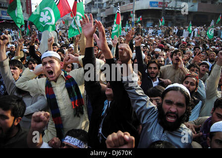 A Peshawar, Pakistan. Il 22 novembre 2013. I sostenitori del gruppo religioso Ahl-i-Sunnat Wal gruppo Jamaat (ASWJ) gridare slogan durante una manifestazione di protesta nel nord-ovest del Pakistan Peshawar su nov. 22, 2013. Centinaia di migliaia pakistani hanno protestato in tutto il paese il venerdì contro la scorsa settimana la violenza nella città di guarnigione di Rawalpindi che ha ucciso 11 persone. (Xinhua/Umar Qayyum/Alamy Live News) Foto Stock