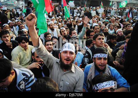 A Peshawar, Pakistan. Il 22 novembre 2013. I sostenitori del gruppo religioso Ahl-i-Sunnat Wal gruppo Jamaat (ASWJ) gridare slogan durante una manifestazione di protesta nel nord-ovest del Pakistan Peshawar su nov. 22, 2013. Centinaia di migliaia pakistani hanno protestato in tutto il paese il venerdì contro la scorsa settimana la violenza nella città di guarnigione di Rawalpindi che ha ucciso 11 persone. (Xinhua/Umar Qayyum/Alamy Live News) Foto Stock