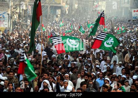 A Peshawar, Pakistan. Il 22 novembre 2013. I sostenitori del gruppo religioso Ahl-i-Sunnat Wal gruppo Jamaat (ASWJ) raccolti durante una manifestazione di protesta nel nord-ovest del Pakistan Peshawar su nov. 22, 2013. Centinaia di migliaia pakistani hanno protestato in tutto il paese il venerdì contro la scorsa settimana la violenza nella città di guarnigione di Rawalpindi che ha ucciso 11 persone. (Xinhua/Umar Qayyum/Alamy Live News) Foto Stock